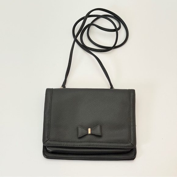 Handbags - Elegant Black Bow Accent Bag Crossbody